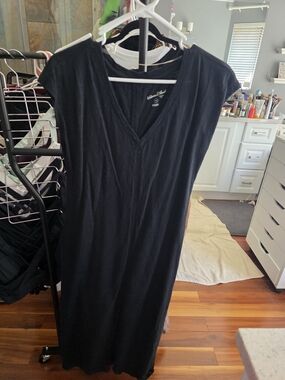 Universal Thread Black V-Neck Tee